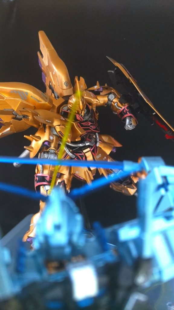 初めてジオン系を作りましたが、やっぱりこういうシーンを写真で撮るのは楽しいですね😆次はクシャトリアにしたいなぁ…と思いつつも、筆塗りにはキツイかな…もう少し腕が上がったら💦