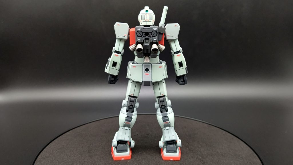 ジム本体リアビュー。形状は特にいじってません。赤白グレーそれぞれ複数色で塗り分け、情報量を追加しています。その他スラスターやフレームにメタリックカラーも使用