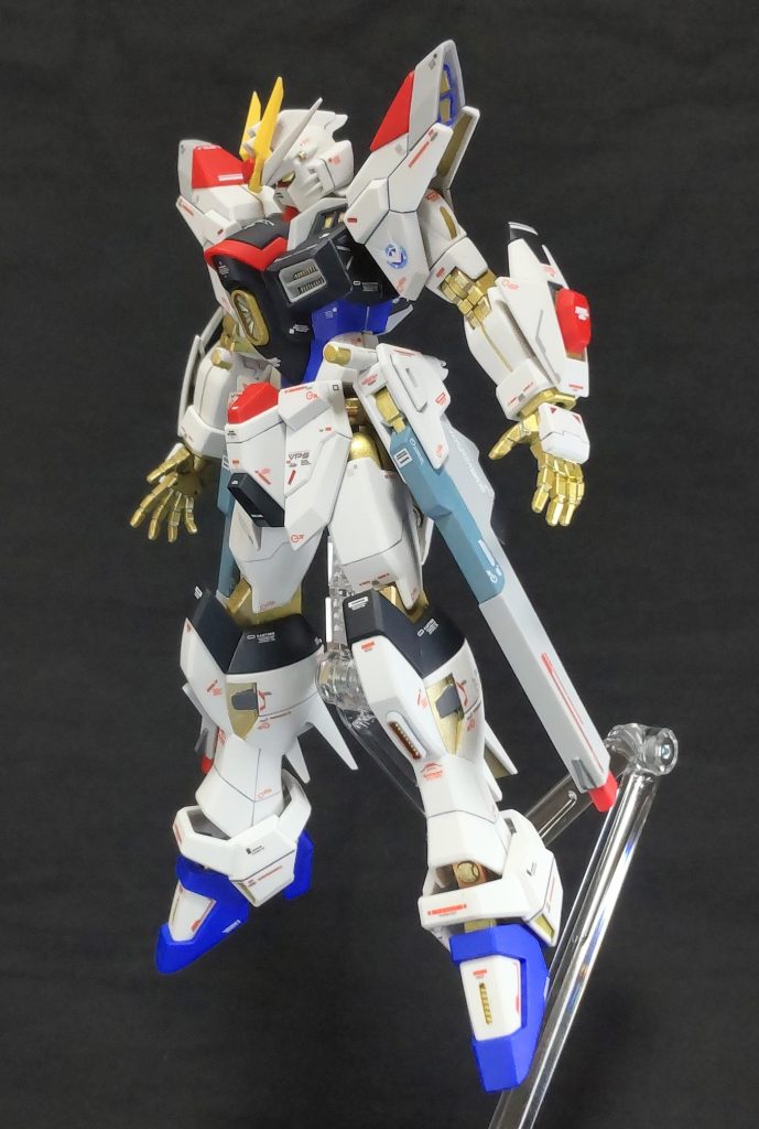 横から本体は、差し色とかあまりしませんでしたが可動箇所とかは、2種類のゴールドで塗り分け、内部フレームぽいスリット、段オチモールド等もゴールドにしました。チラッとしか見えないところも塗ってます。少し派手になってRGぽくなった気がします(自己満足😄)。