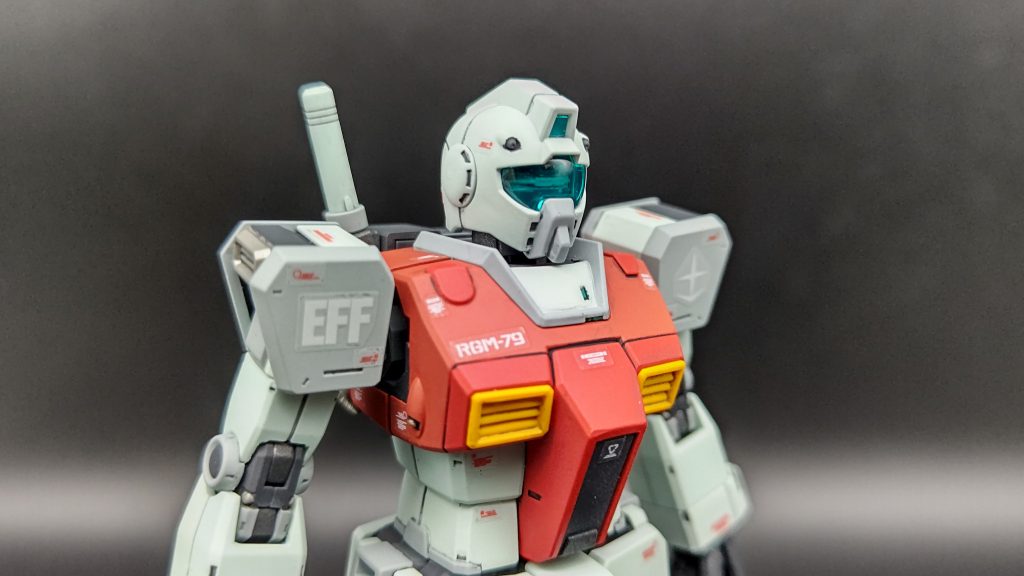 上半身をアップで。口元、バルカン、腕間接等ここまで細かく塗り分けたのは初めてです。先日購入したメタルビルドケンプファーから影響を受けて挑戦しましたが、いい経験になったと思います。