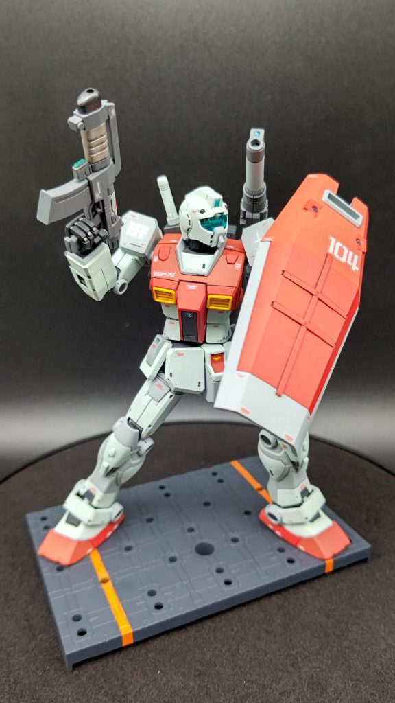 ここからは各種装備形態を紹介。[ショルダー･キャノン装備]　キャノンの砲身をバズーカに倣って白くしましたが、装備させると存在感が増して良いですね。