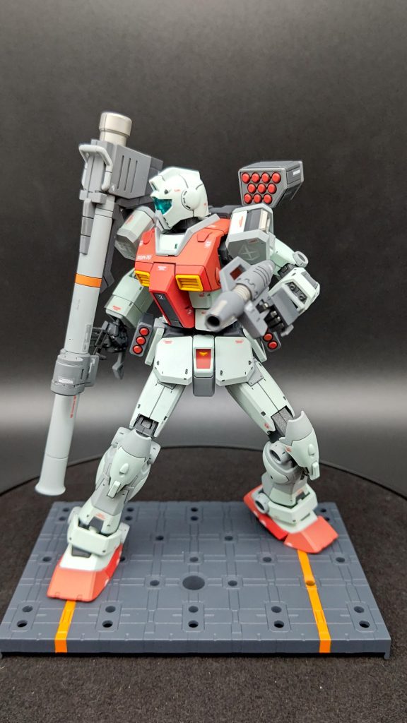 [ミサイルポッド装備]ミサイルの塗り分けに苦労しました。写真では見えませんがポッドを後ろに倒してバズーカを担げるようにしてます。動画ではターンテーブルを回転させているので背面もしっかり見れます。(宣伝)