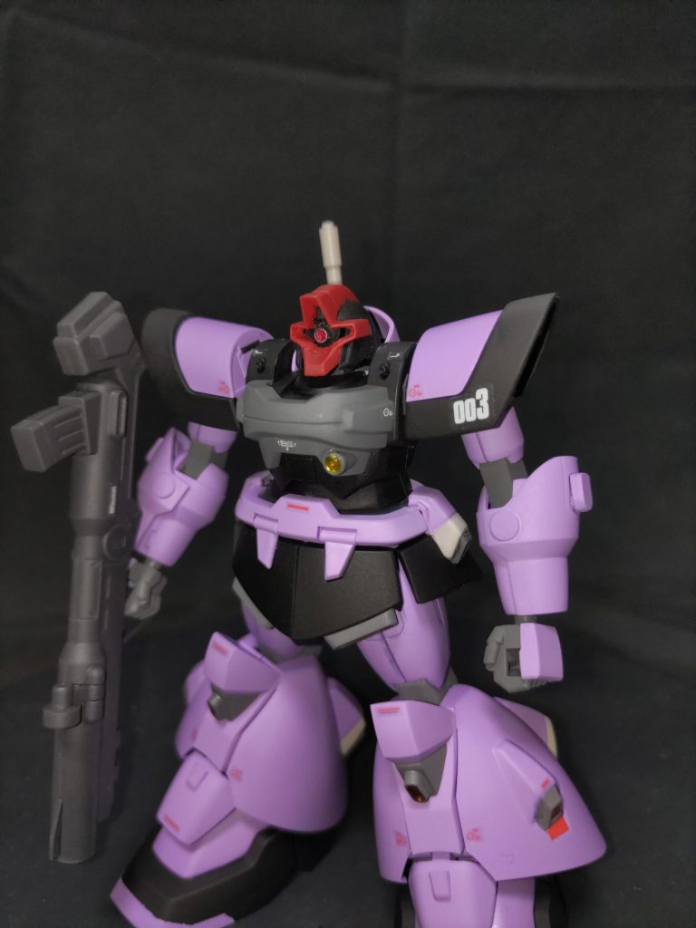 アップです。モノアイ部分はくり貫いてHアイズに変えてみました