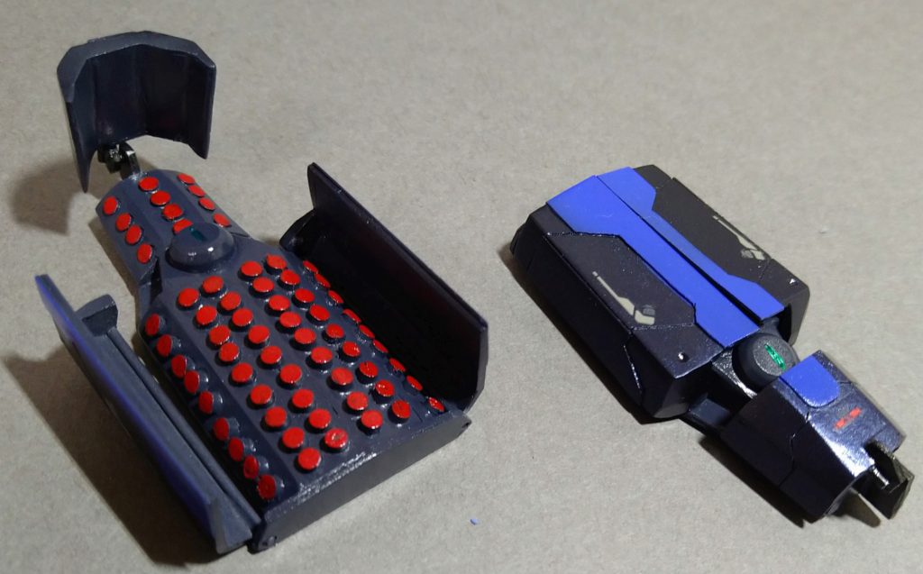 対艦用GNミサイルコンテナ火力面向上の為の武装でありコンテナは磁石で脱着可能にしています。ファイター形態では下側に落ちる形となっており大気圏内での重力によるスムーズな脱着を可能にしています。ミサイルコンテナ以外にも救援物資やGNバズーカなど様々なウェポンを装備出来る仕様としています。ミサイルはマルチロックシステムを搭載しておりコックピットからの情報をコンデンサ形状の情報処理システムが各ミサイルに割り当てる事で着弾性を向上させています。