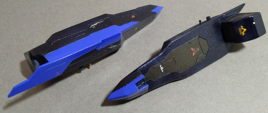 大型GN粒子貯蔵タンク本機は背部のGNコンデンサーをオリジナル太陽炉に置き換えており、本体の制御をメインとして残りの二機の擬似太陽炉を火力に全振りしためちゃくちゃ設定となっています。ですがビルド作品の様にオリジナル太陽炉の制作能力が不十分な事から活動時間は29秒となっています。ノーマル時でも貯蔵タンクは有りますが空力などから小型化され貯蔵量も減少し長期戦に向いていない為、その保険として機能しています。タンクの形状は大気圏内でも運用可能とする様に先端にかけて鋭利な見た目となっています。