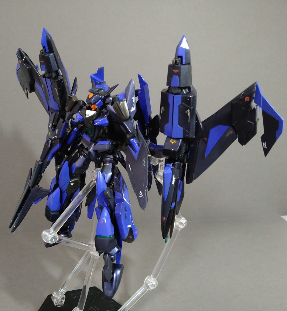 バトロイド形態となります。やりたい事やり過ぎて重心がずれてしまいスタンドがないとポージングが出来なってしまいました。やり過ぎは良くないですね。