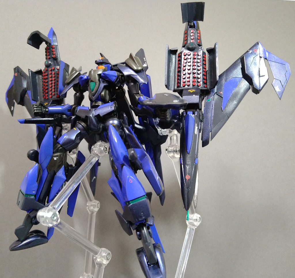 全弾持ってけポーズです。もっと大きなポーズを取りたかったですが塗装剥げと重心が許してくれませんでした…(zaku-kao9)