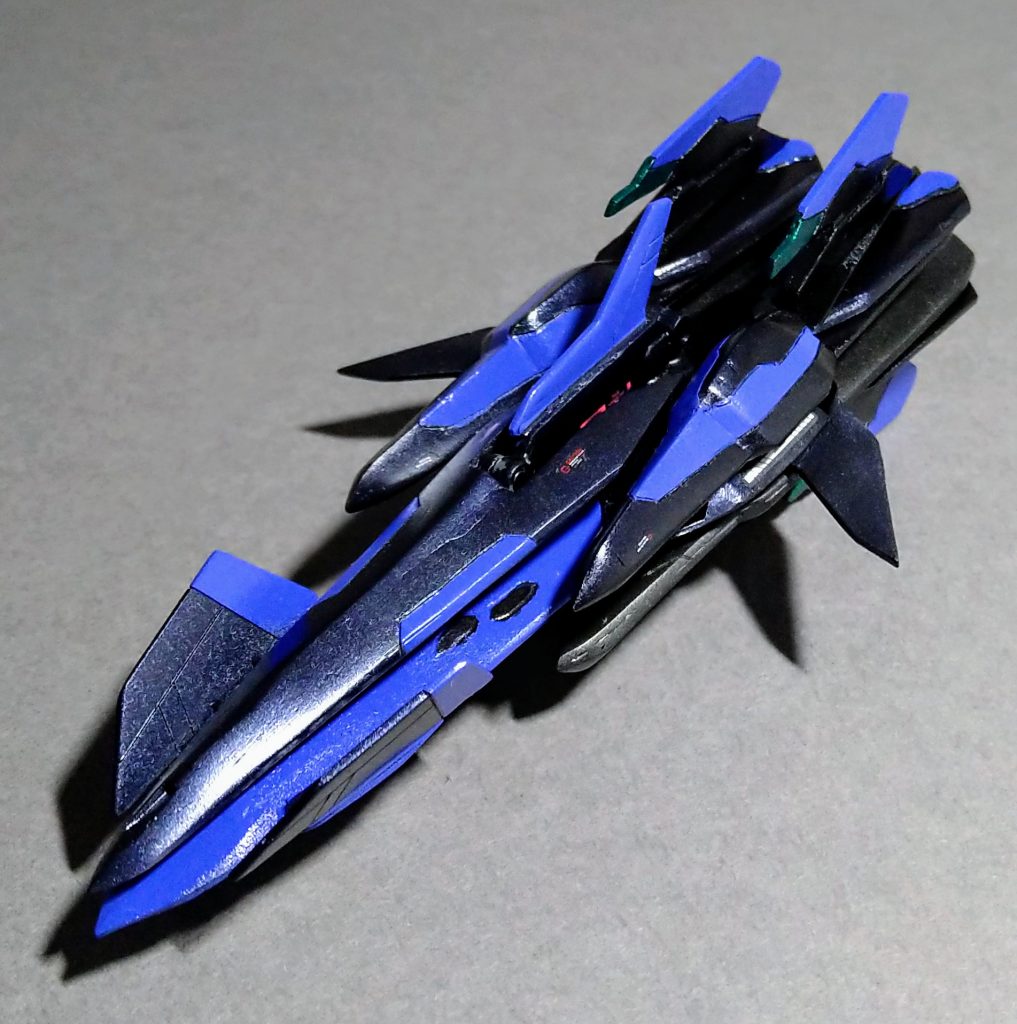 連結時の姿となります。シルエットが長めになっているのは突発的な推進力に対応できるようしています。