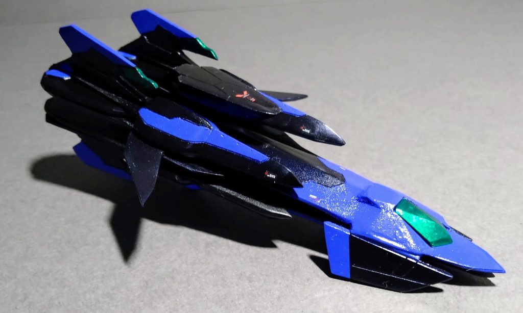 下側から見た姿です。先頭に大型化されたセンサーがあり、下側にする事で地上側の索敵向上と外部からの攻撃をカバーできるようにする為となっています。サブゴーストの間にも縦型尾翼がありますが上側と形状が異なり、支援機として出力不足などを補う為に他機との接続をする為となっています。