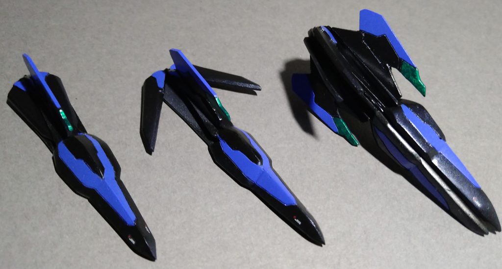 サブのゴーストになります。全部で4機あり偵察などに使用されます。縦型尾翼にはセンサーが搭載されており本体との位置や情報経由を行っています。単機で動く際内蔵された主翼が展開され、戦闘時は前側の貯蔵タンクから放出された粒子でフィールドを前方に展開する事でソードビットとしての機能も持ち合わせています。ソルブレイヴ隊が2機ずつフォーメーションをとりながらELSに対応していた様にサブゴーストも写真の様に接続する事でスペック向上を行っています。 