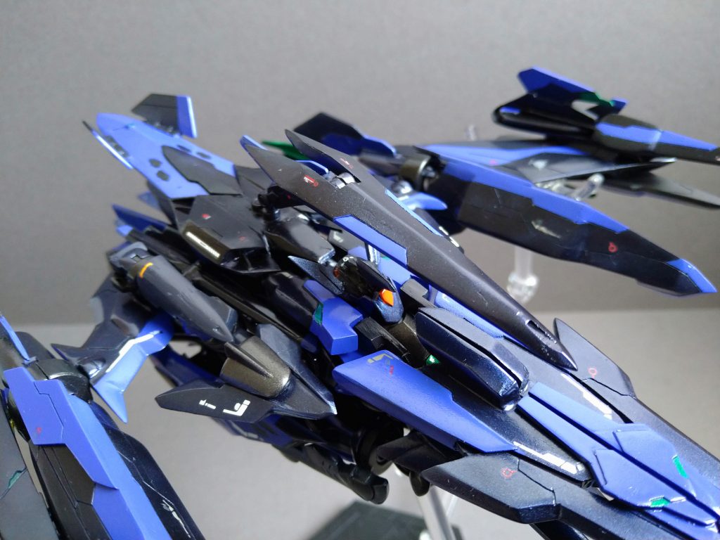 ゴースト本体に装備されているライフルはアームを介して起こす事で、全方位への支援砲撃を行う事が出来ます。