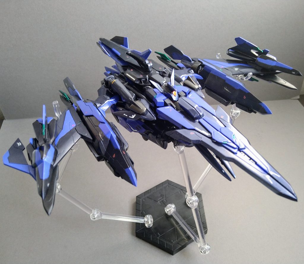 前回の武装とゴーストを搭載した姿となります。ついに主翼も支えないと保持できなくなりました。