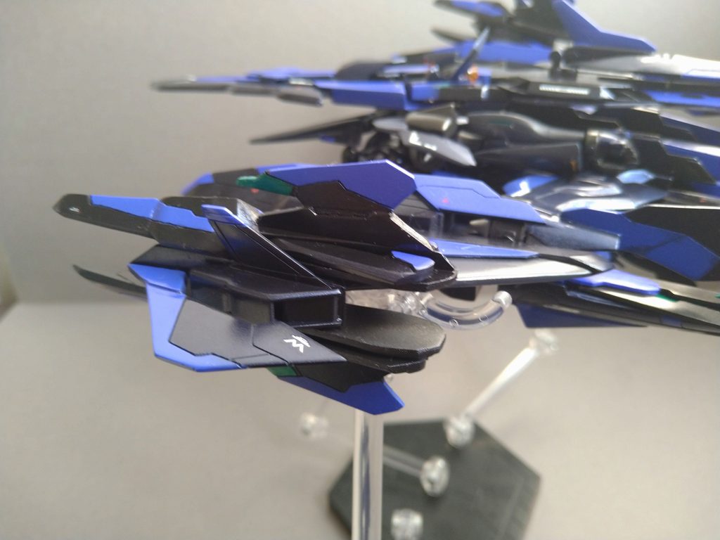 サブゴーストは主翼の外側に配置されており、装備時での索敵効率の為と大型化した主翼とゴーストが連動する事で武装を装備していない時と同等の空力抵抗を可能としています。