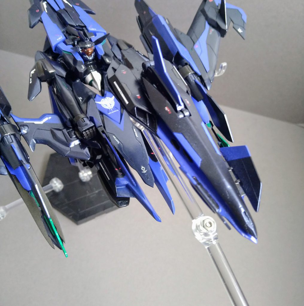 ゴースト本体は主翼を畳み機首を後ろ側に向け、ブレイヴは元々あった粒子貯蔵タンクを切り離すことでゴーストを装備できます。このとき背部のドライブから放出されるGN粒子をゴーストが吸入し排出する事で常時2次加速を行う事ができます。スラスター形状が近いのもそれが理由となっています。