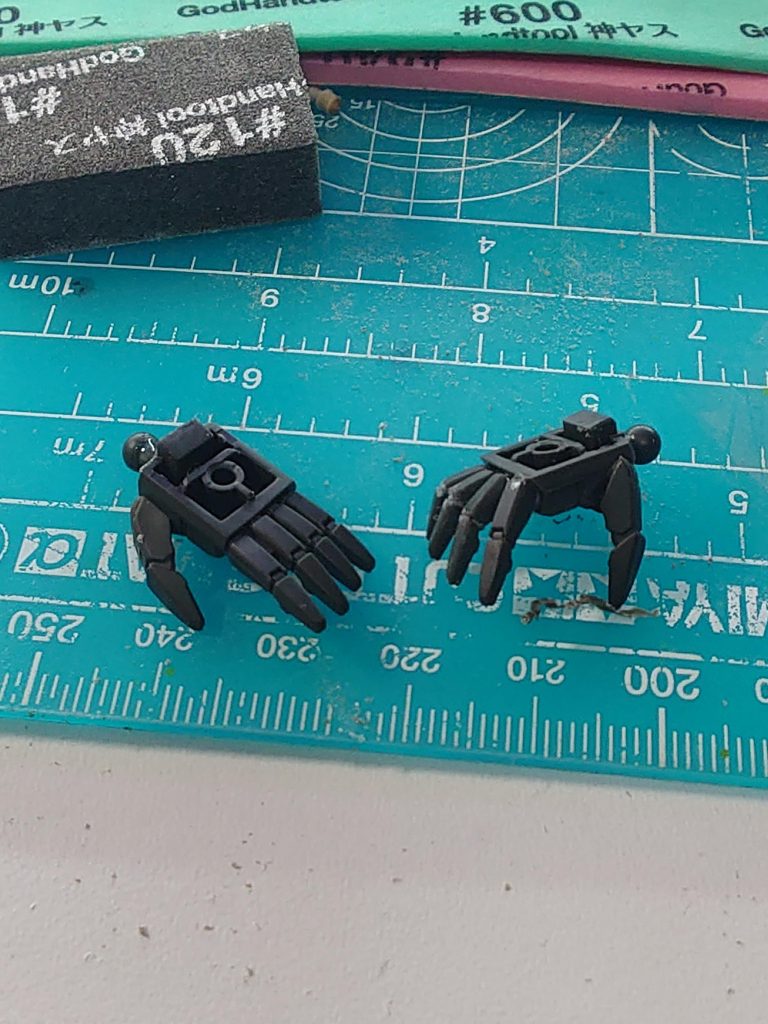 今回、指の角度が気に入らなかったので両手とも1度全部バラして角度調整しておりますおかげで結構自然な感じになってくれたかな……くれたかな？   はい、以上！フルメカニクスバルバトスルプスのメッキ調汚しでした〜ここまで見てくださって本当にありがとうございますこれからもたまにガンプラ作ってここにアップしますので気が向いたら見て下さいな〜