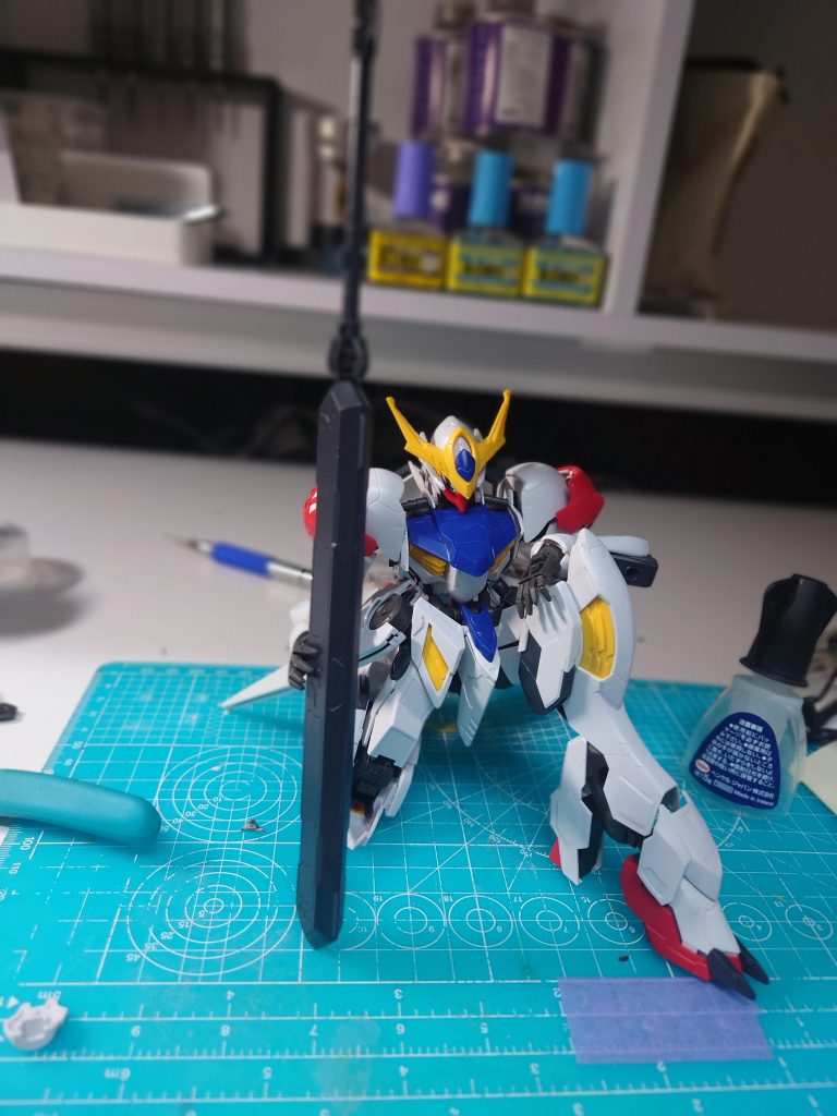 塗装前はこんな感じフルメカニクスバルバトスルプス君は片膝立ちができない子なのですが…MGSDバルバトス君の見事な片膝立ちが悔しくてなんとかこの子にも片膝立ちをさせてあげようとももの延長と膝関節の改修をしました