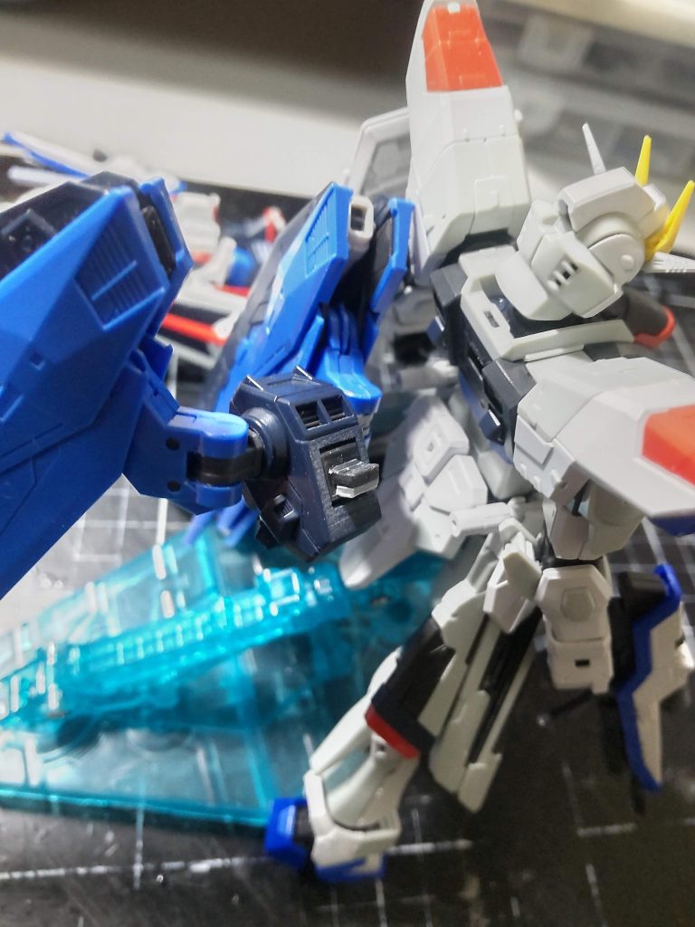 制作工程です。バックパックは通常RGの接続を幅増しで簡単にくっ付きます。