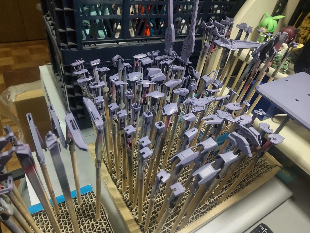 色々試してみたくて、紫がかったメカサフで下地を作ったんですが、均等に発色させるのが大変でした……。