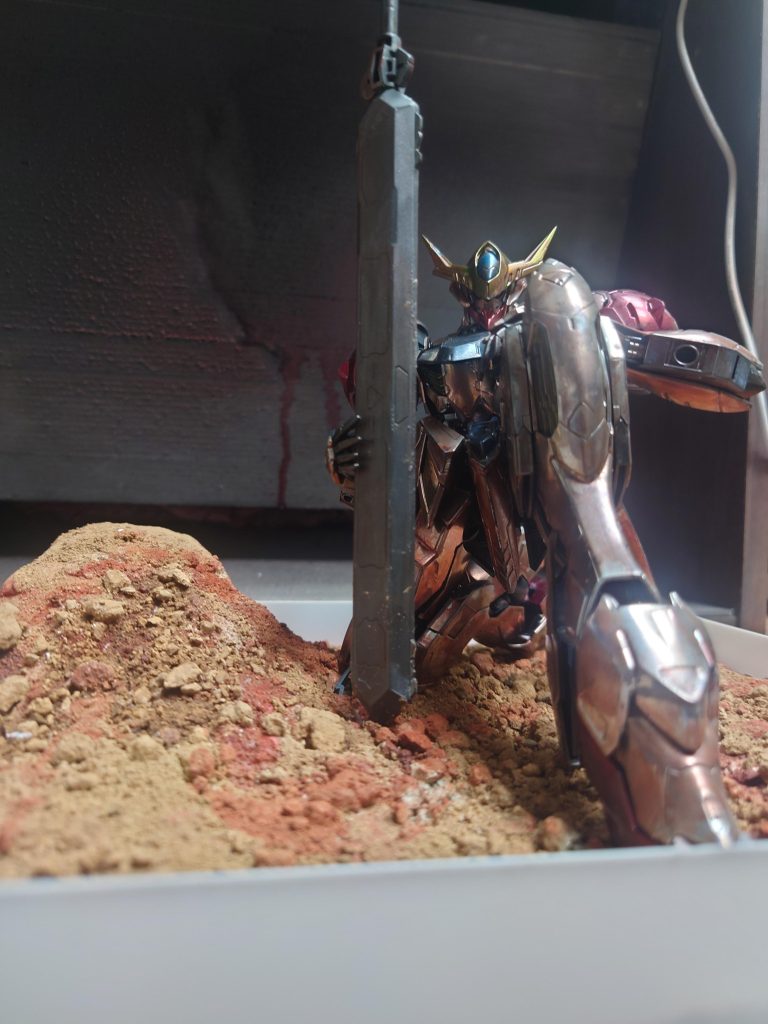 そして最終的にはこんな感じになりましたメッキ調塗装後にファレホを数色使って汚し……というか、エイジング加工的な感じで土、錆的な色を乗っけてみました