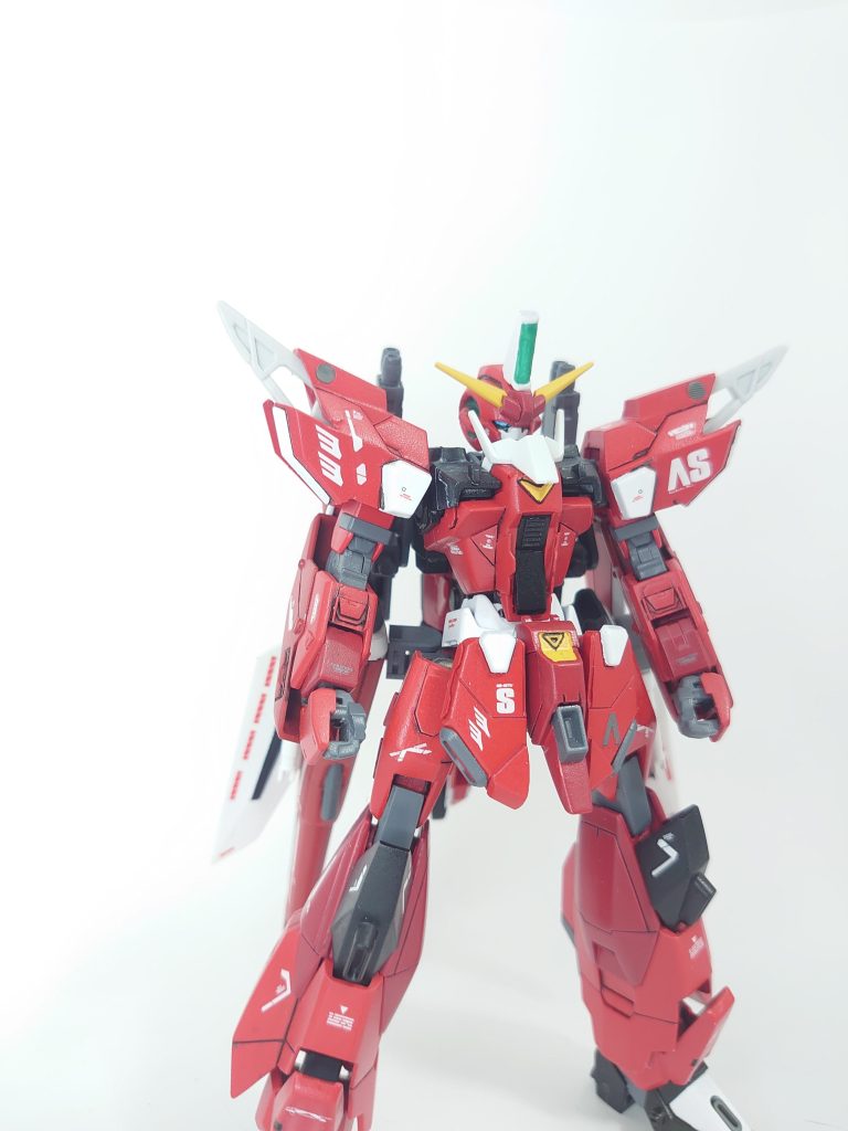 セイバーと称していますが殆どの箇所は他ガンダムパーツで成り立っています。製作開始時はキュリオスとのミキシングで行こうと思っていましたが、SEEDFREEDOM公開からのアメイジングズゴック等Twitterでメイジン・カワグチとの些細な関連性が話題になり急遽路線変更して今の機体になりました。