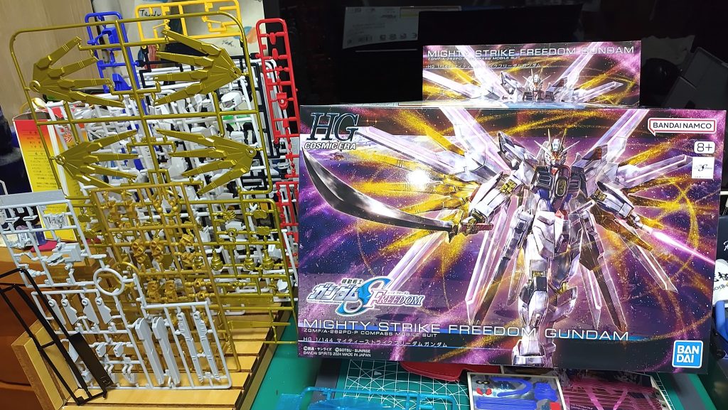 ボックスとランナー。ゴールドが鮮やかです。パーツはそれなりにありますが、左右対称が多く分割もしっかりしているのでスムーズに組めました。