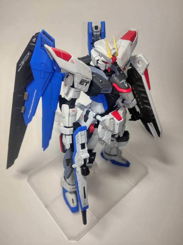 若干ですがコックピットハッチが開きます。胸にはキラのパーソナルマーク。ラクスが付けるよう手配したのかな…。