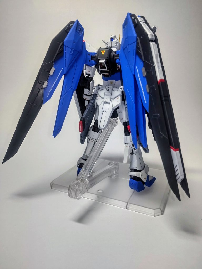 背面。やはりフリーダムは機動兵装ウィング！バックパックのアレンジされたモールドは削り取ってデカールを貼っています。腰の核動力マークはチャームポイント。