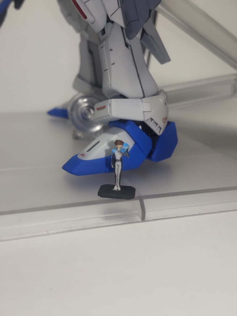 1/144キラ・ヤマト。やはりズームにすると、塗装が荒いですね…。