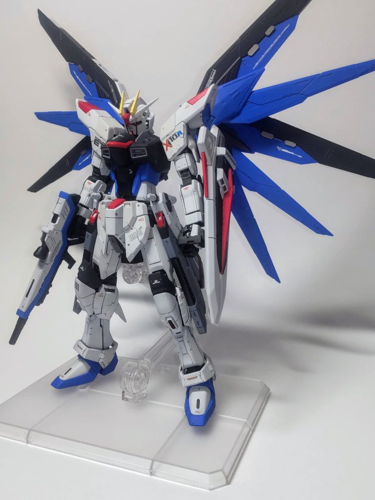 立ちポーズもバシッと決まります。やはり立像用にアレンジされたウィングより通常のウィングの方が好みですね。カラーリングもオリジナル準拠にしました。マーキングも温存していたデカールをフルに使って自分好みに仕上げています。