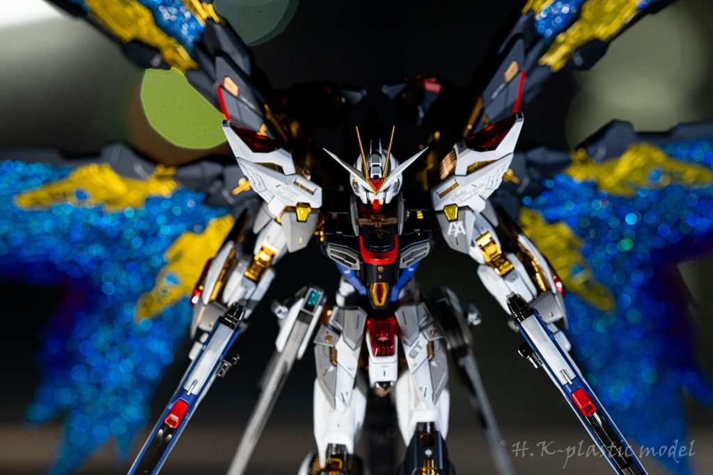 金色の主張が強めなので、光の翼もクリアブルーを重ねて濃い目に吹きました!翼も主張強め。