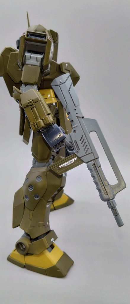 宇宙人狩り部隊共通の武器 ルナチタニウム合金製のアーミーナイフとボックス型ビームサーベル・ビームハンドガン装備