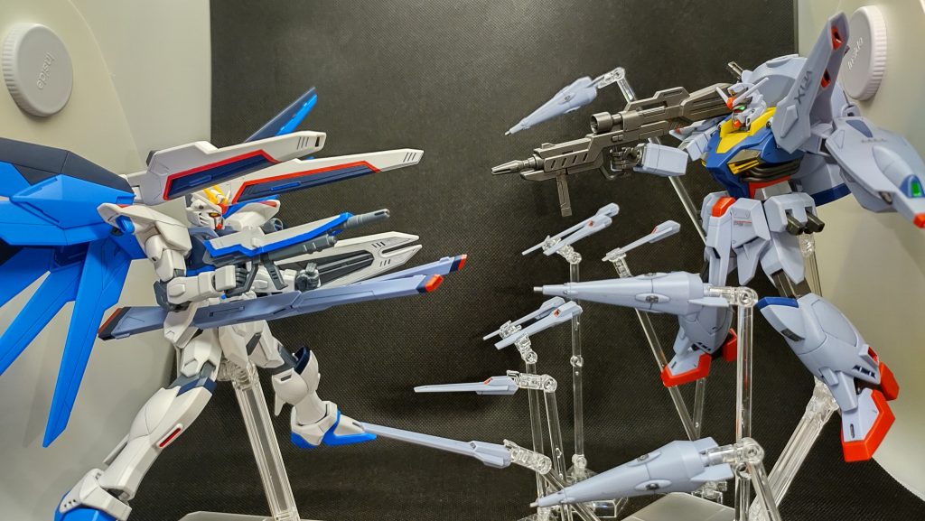 ハイマットフルバーストと全ドラグーンの撃ち合い。飛び交う火線の数ならシリーズ屈指でしょう。撮影ブースとスタンドを総動員です。モウヤラナイ。そして人は滅ぶ！滅ぶべくしてな！