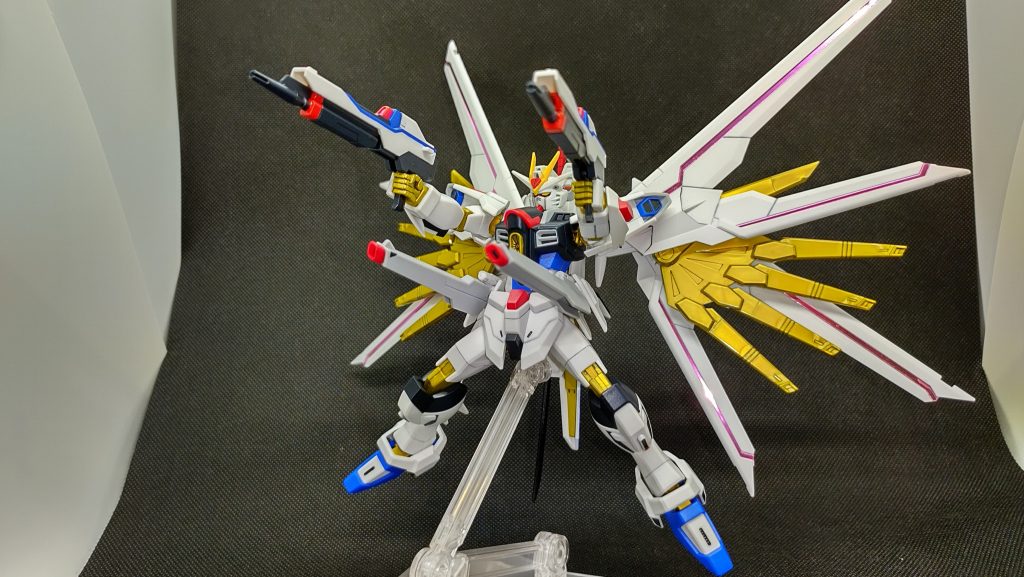 初手から、ハイマットフルバースト。劇中ではプラウドディフェンダー装備してからはこれやってませんが、まあフリーダム系列ならお約束、です。