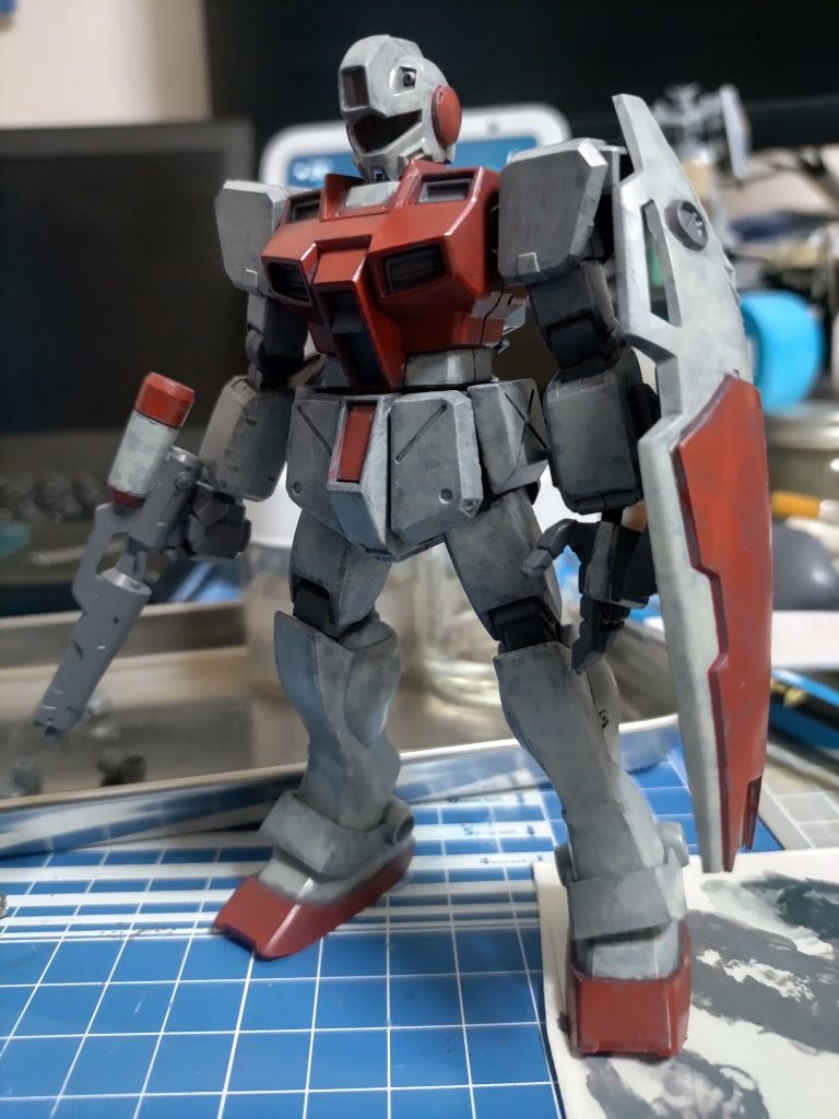 一色目二周くらいしたところ。ISO高めでややディテール潰れてます。左足が踏んでいるのは牛乳の紙パックを切り開いて使っている紙パレットです。普通なら牛乳の紙パックは資源ゴミに出して再利用されるので、どっちがエコなのかよくわからないジレンマです。みんな悩みを抱えて生きています。で、実は先にHGのνガンダム作っていたんですが、フィンファンネルの組み立てと塗装の塗り分けの面倒くささに心折れて先にこっちが完成しました。いつできるのだろう....ということで、最後まで駄文と共におつきあいいただきありがとうございます。コメント書いてくれてもいいんだからね汗