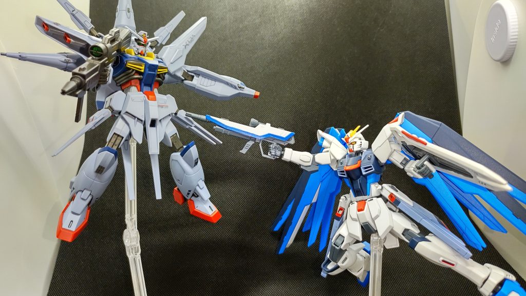 そしてプロヴィデンスに挑むフリーダム。大したポーズとってる訳でもないのに、このプロヴィデンスの貫禄がスゴイ···やはりラスボス。それだけの業、重ねてきたのは誰か！君とてそのひとつだろうが！