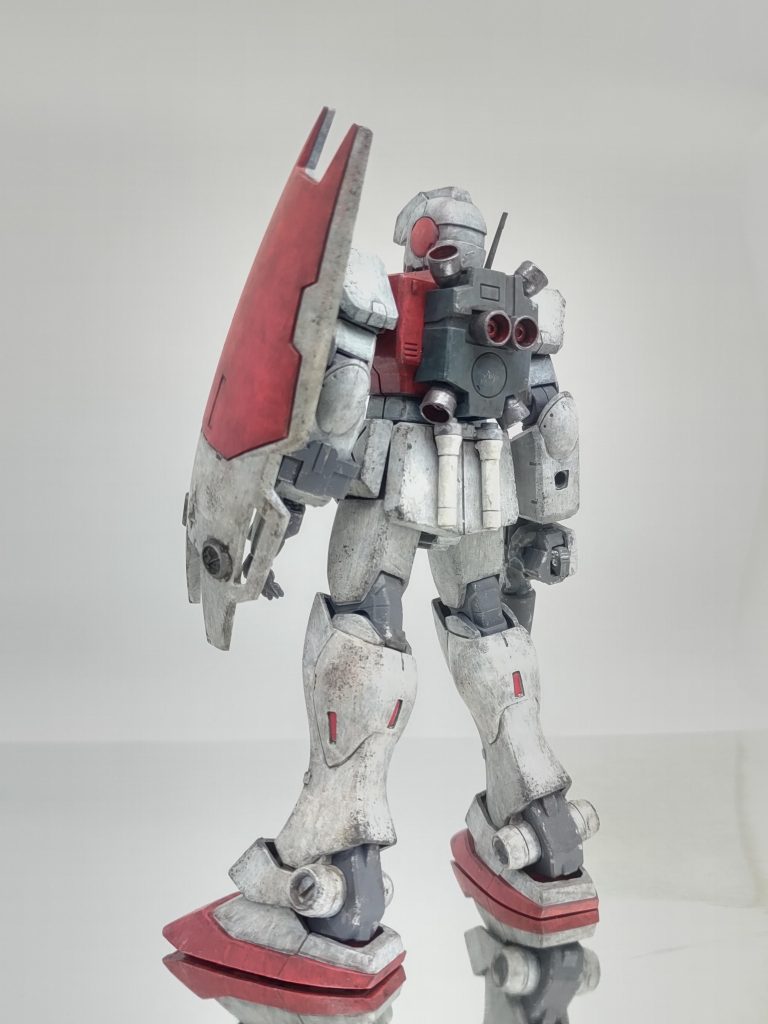 バックショット。ビームサーベルだけサフを吹くのを忘れて、そのまま塗ったらやっぱりトーンが浮いてしまいましたが、たぶん消耗品だろうから常に新品装備してる設定で通します。