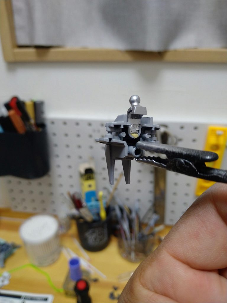 ミキシングの一部ストライクのボディにエアリアルの首を繋げてるところです。撮ってないですが、ストライクのボディにνの腕を取り付けるのにお互い軸だったので切り飛ばして真鍮線を使いました。良いアイディアが出ずボールジョイントを取ったので、腕が前に動きません。