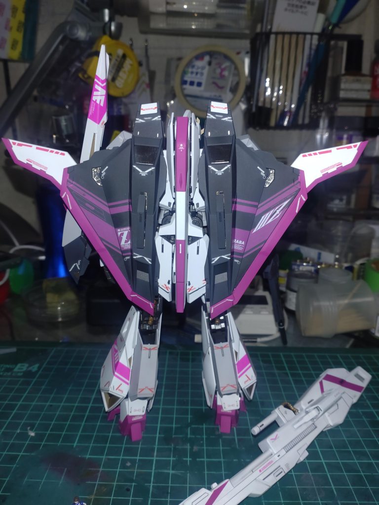 デカールが下地のグレーやダークグレーの影響でくすんでしまい、白装甲部分のデカールと差が激しくピンクの調色に苦労しました。最終的にグレー部のデカールに色を合わせましたが完成後にもっと明るくても良かったなと後悔しています。
