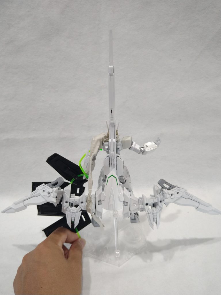 背面棺桶が重くて手で支えてないと倒れます。実はマフラーは切った新聞紙をクシャクシャにしたやつです笑