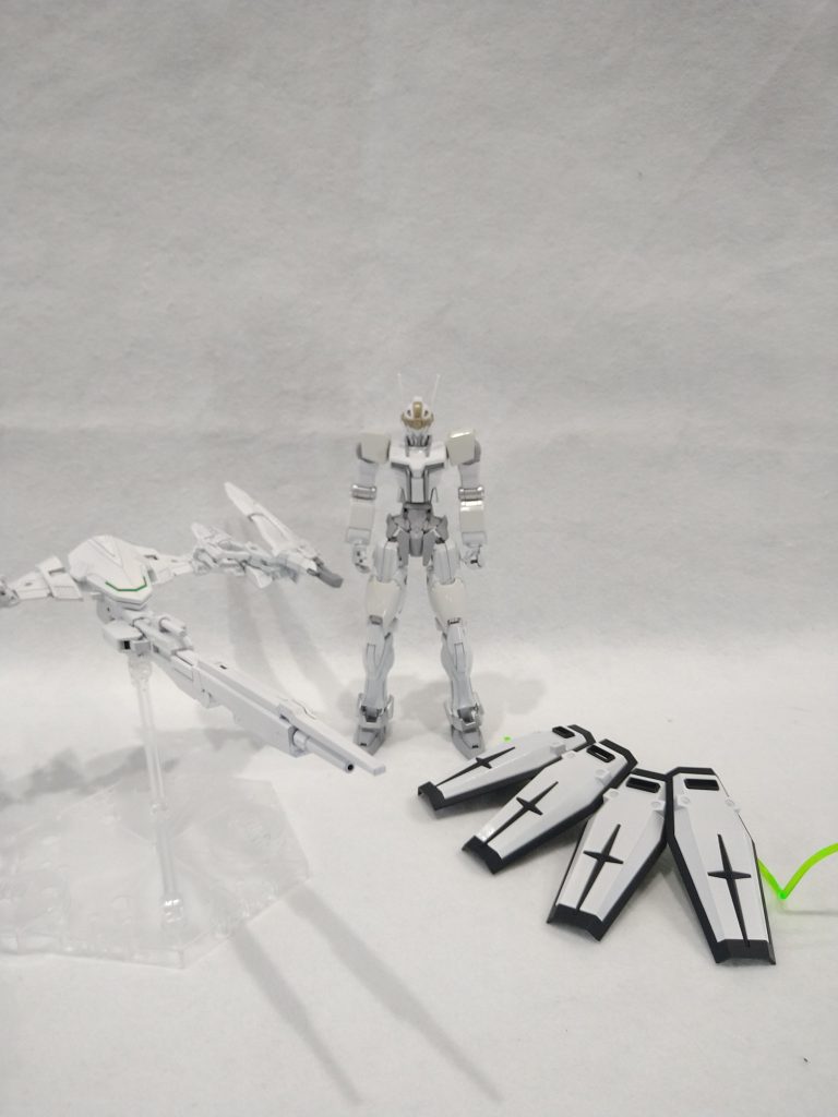 棺桶を繋いでるのは昔F91を作ったときに取っておいたランナーです。ブラックライトに反応するのでいつか使うかもと思ってたものです。なので撮り忘れてれましたけど、目と棺桶を繋いでる鎖代わりのランナーはきれいに光ります。