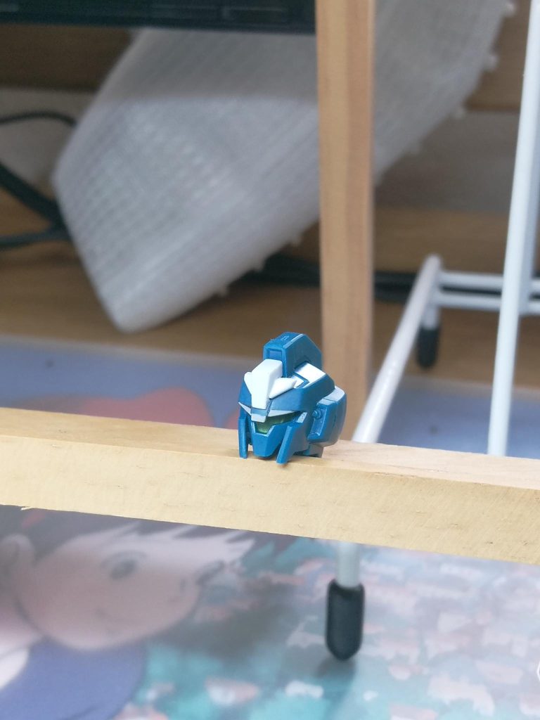頭部のバイザー部分です。にらみをきかせたくて、プラバンでつり目にしました。結構やった感でるのでおすすめです。
