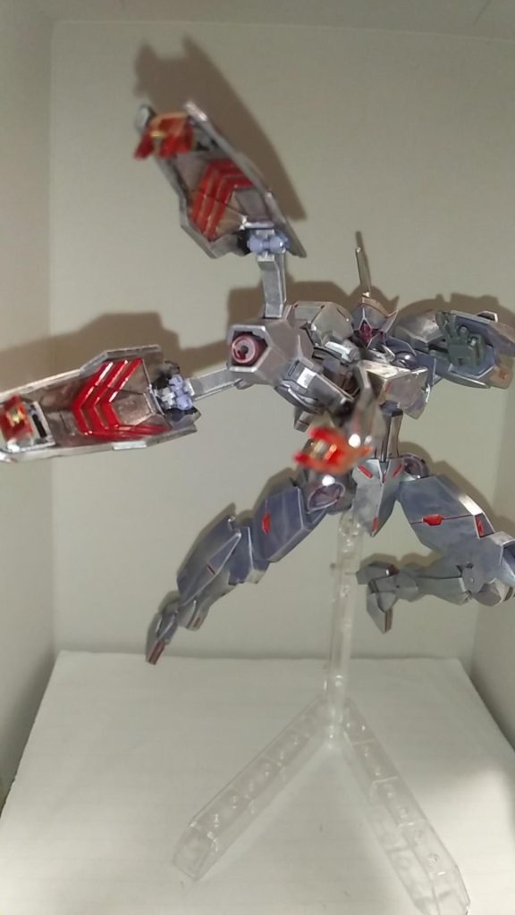 ビームブレイザーは裏まで塗装しました。ロイヤルメタレッドで血を表現してみました。クローで機体の胴体を掴みコックピット直撃した付いた血です。