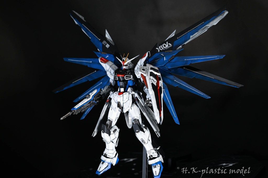 機動戦士ガンダムSEED第35話『舞い降りる剣』でのあのシーンは痺れましたね。武装に名称のシールが貼ってあり、翼1枚1枚に番号がふってあるのがいい👍