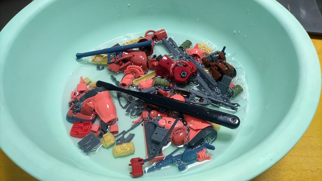 表面処理やスジボリした後の洗浄です。小物は1/35現用米軍車載装備や1/48のドラム缶です。ドラム缶は採用しませんでした。
