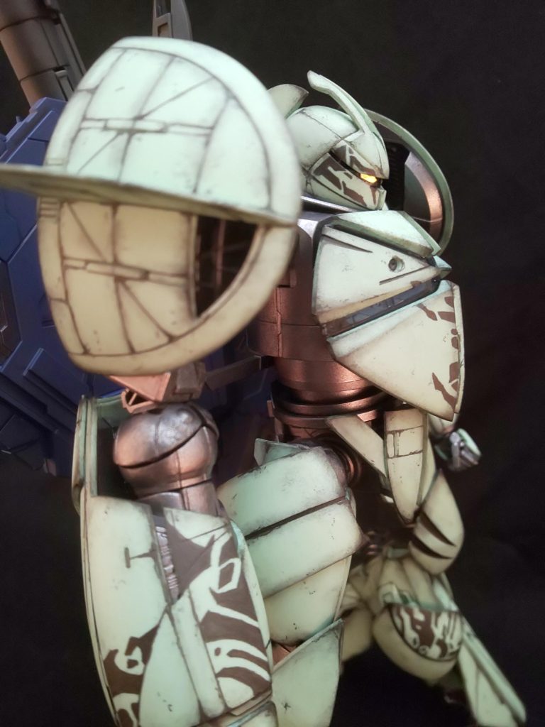 ツインアイはイエローゴールドのフィルムをカットして貼っています。シールより集光率が高いと思います。