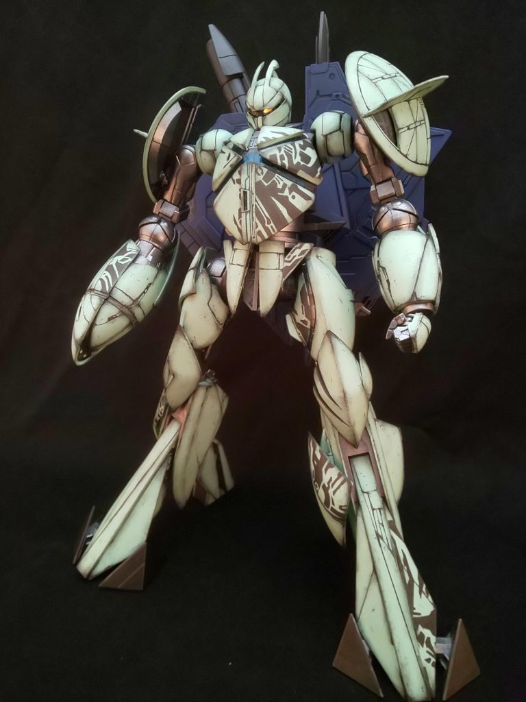 模様は装甲に合わせて左右非対称に入れてます。模型屋さんにレシピのカラーが無かったので本体色はオリジナルです。この淡いグリーンはとても再現が難しかったです。