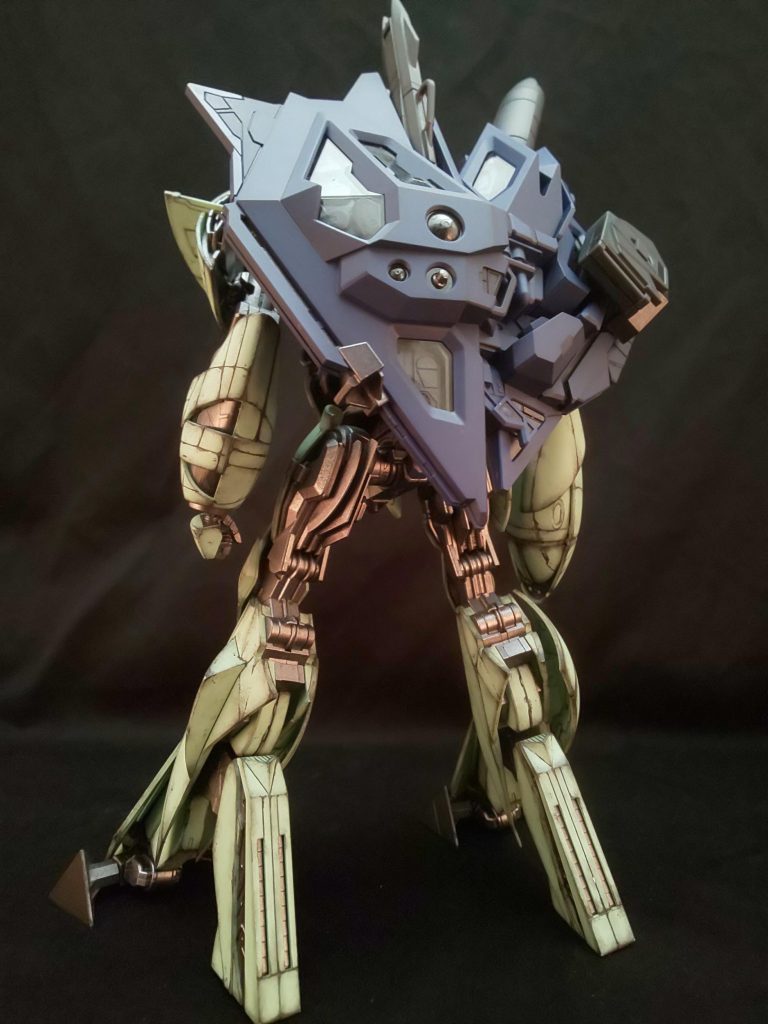 背面。内部フレームは黒鉄色にパール顔料を混ぜたりで変わった質感にしてみました。未知の金属をイメージしてます。