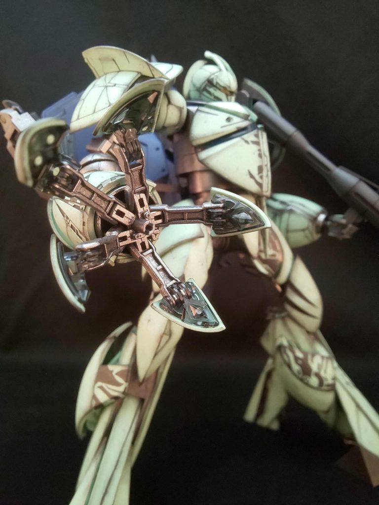 マニュピレーター。内部フレームを引き出し展開することで5本指のようになる気持ちいいギミックです。私は他のキットに使ってしまいましたが本来はオレンジのビームエフェクトパーツがあります。