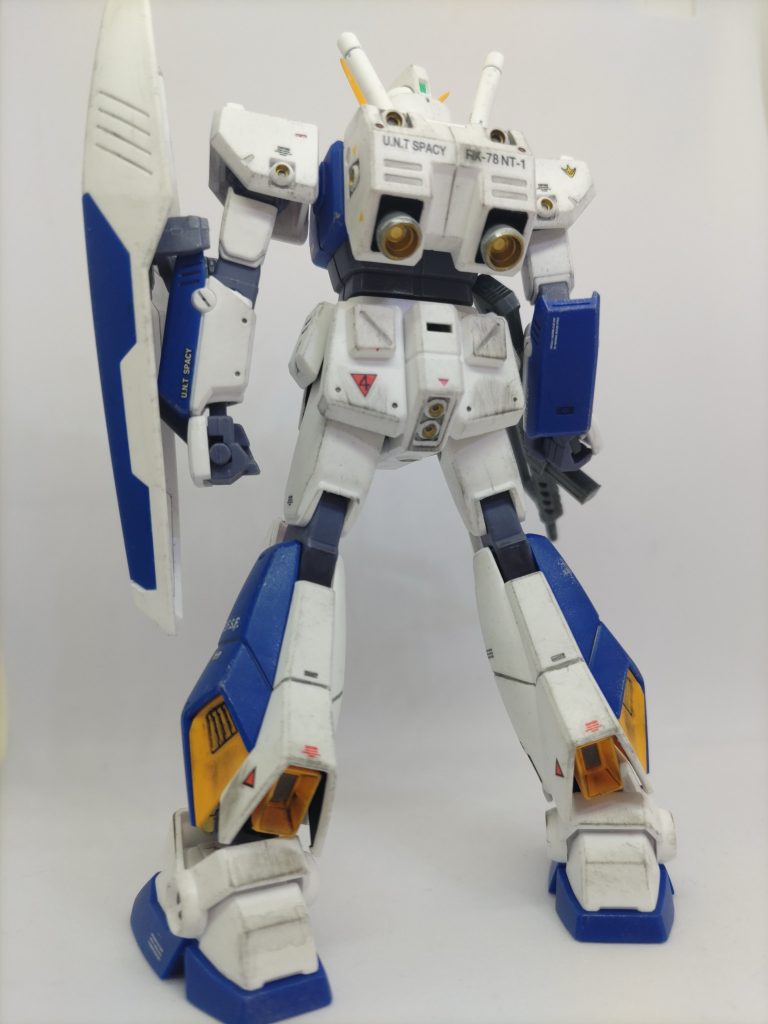 とにかく各バーニア？アポジモーター？の塗り分けに苦労しました。部分塗装には随分慣れてきたと思ってたんですが自信は脆くも崩れ去りました…。腰のV字も塗るの失敗して結局シール使いましたし色々難しかったです。