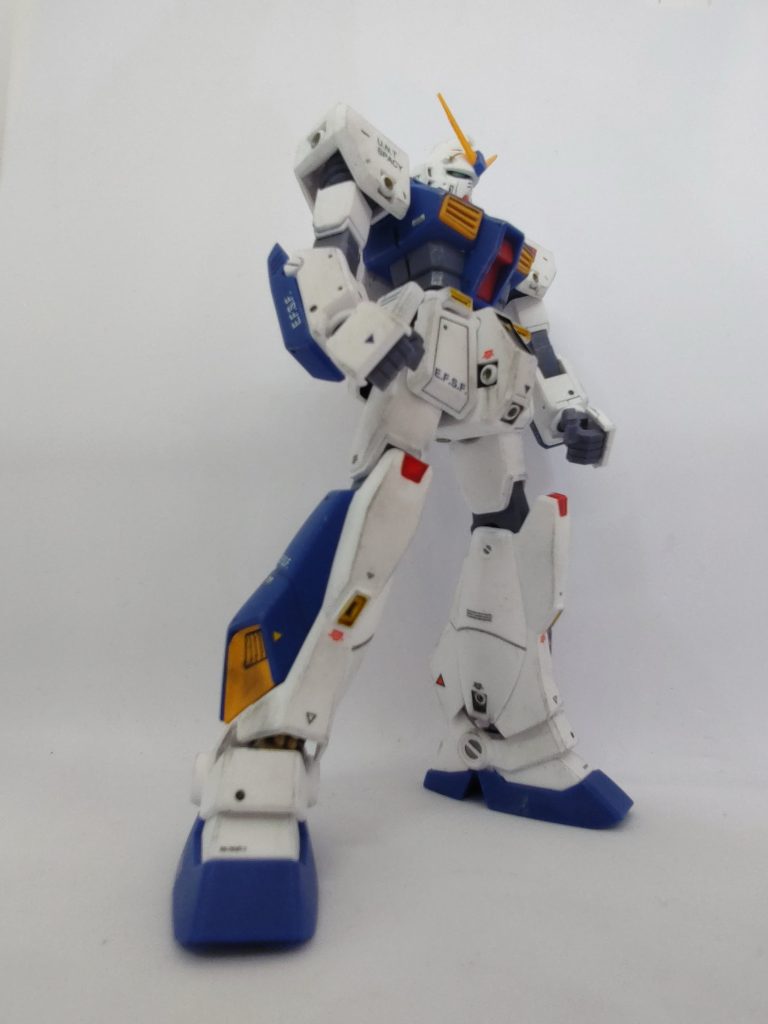 先人の皆様がこぞって改造されているだけあって胴の短さは確かに気になりますね。この角度ならいいんですが。